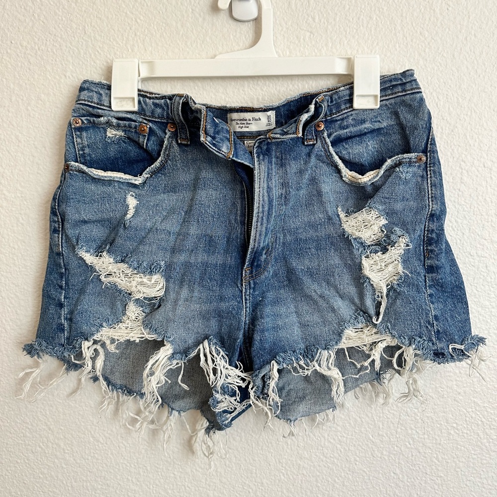 Abercrombie & Fitch High rise Mom short Curve love. Size 30. Distressed